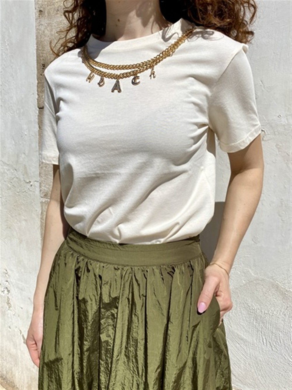 <p>
  T-shirt con collana staccabile milk
</p>Silvian Heach