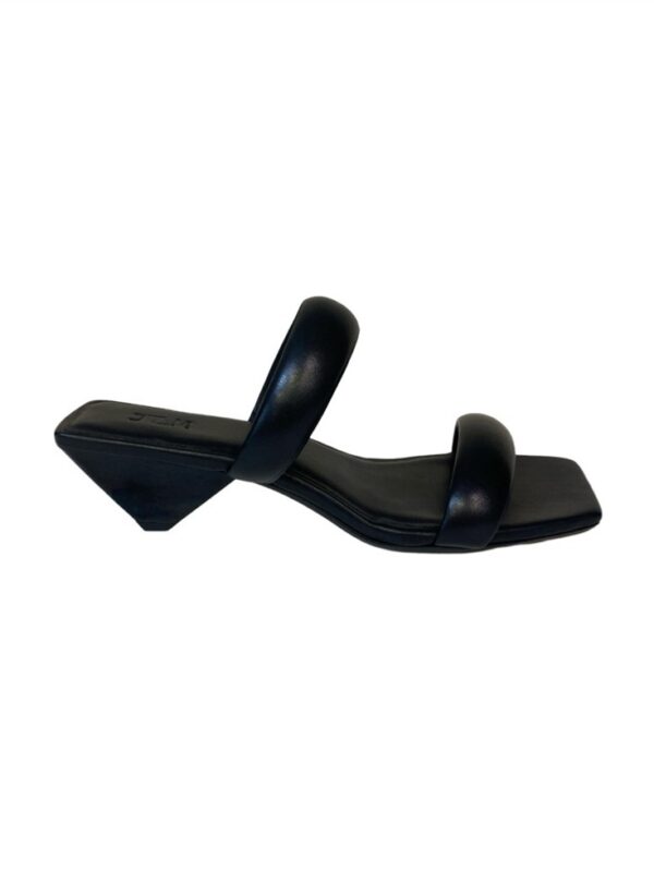 <p>
  Sandalo nero con tacco a cono di 5 cm 
</p>Jvam