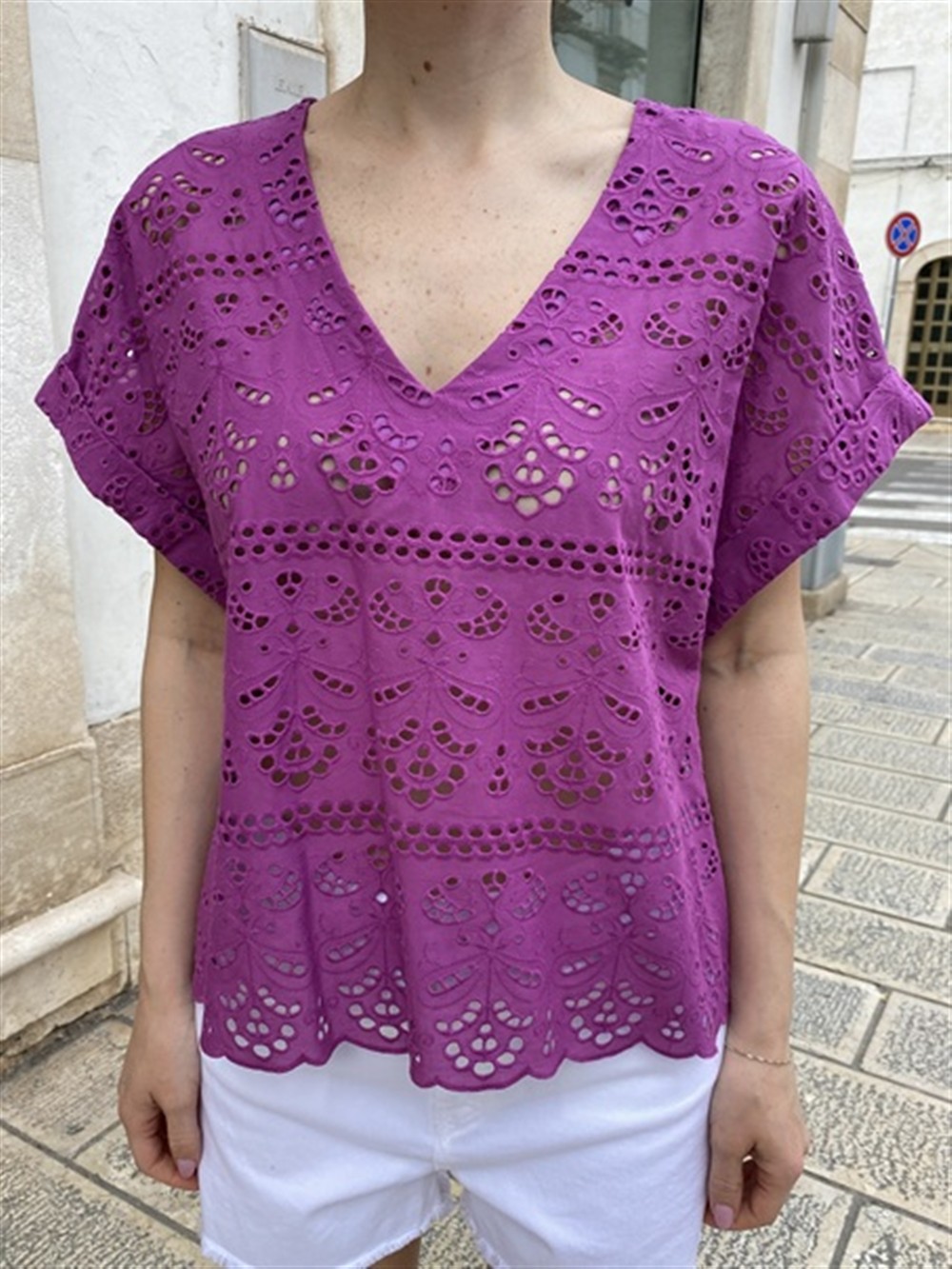 <p>
  Maglia a scatola con scollo a v in pizzo sangallo
</p>Dixie