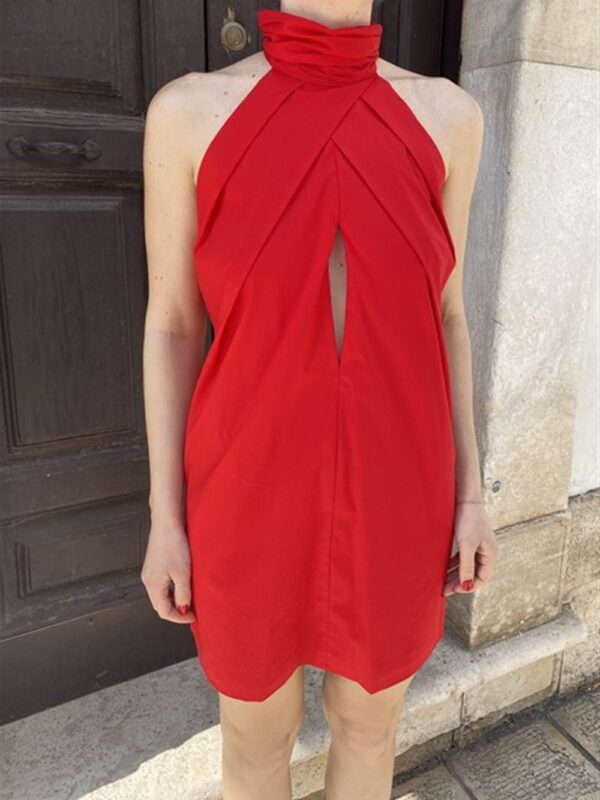 <p>
  Abito corto con scollo all'americana ed apertura a goccia frontale rosso
</p>Leisheelle
