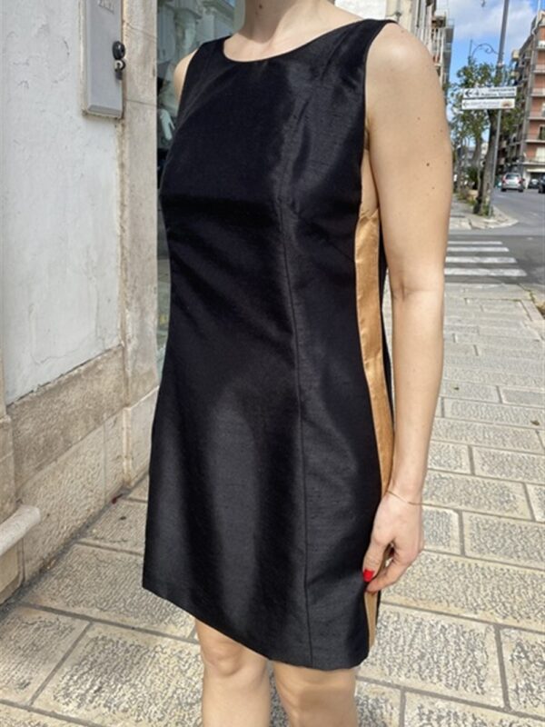 <p>
  Abito corto con bande laterali a contrasto e scollo a v posteriore
</p>Leisheelle