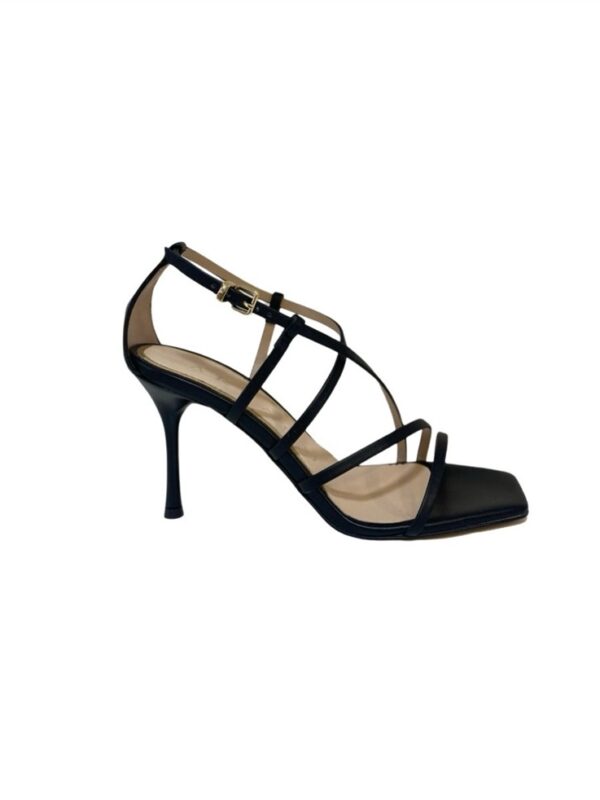 <p>
  Sandalo a punta quadra con fascette e tacco di 8 cm nero
</p>Albano