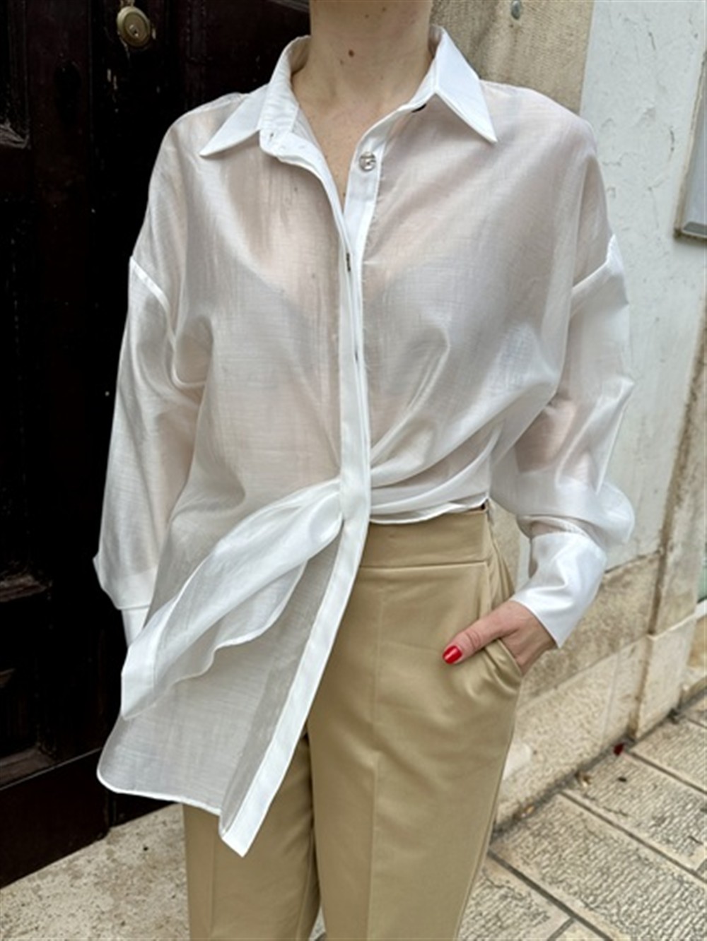 <p>
  Camicia chiffon con possibilità di abbottonarla in modo asimmetrico bianca
</p>H2o