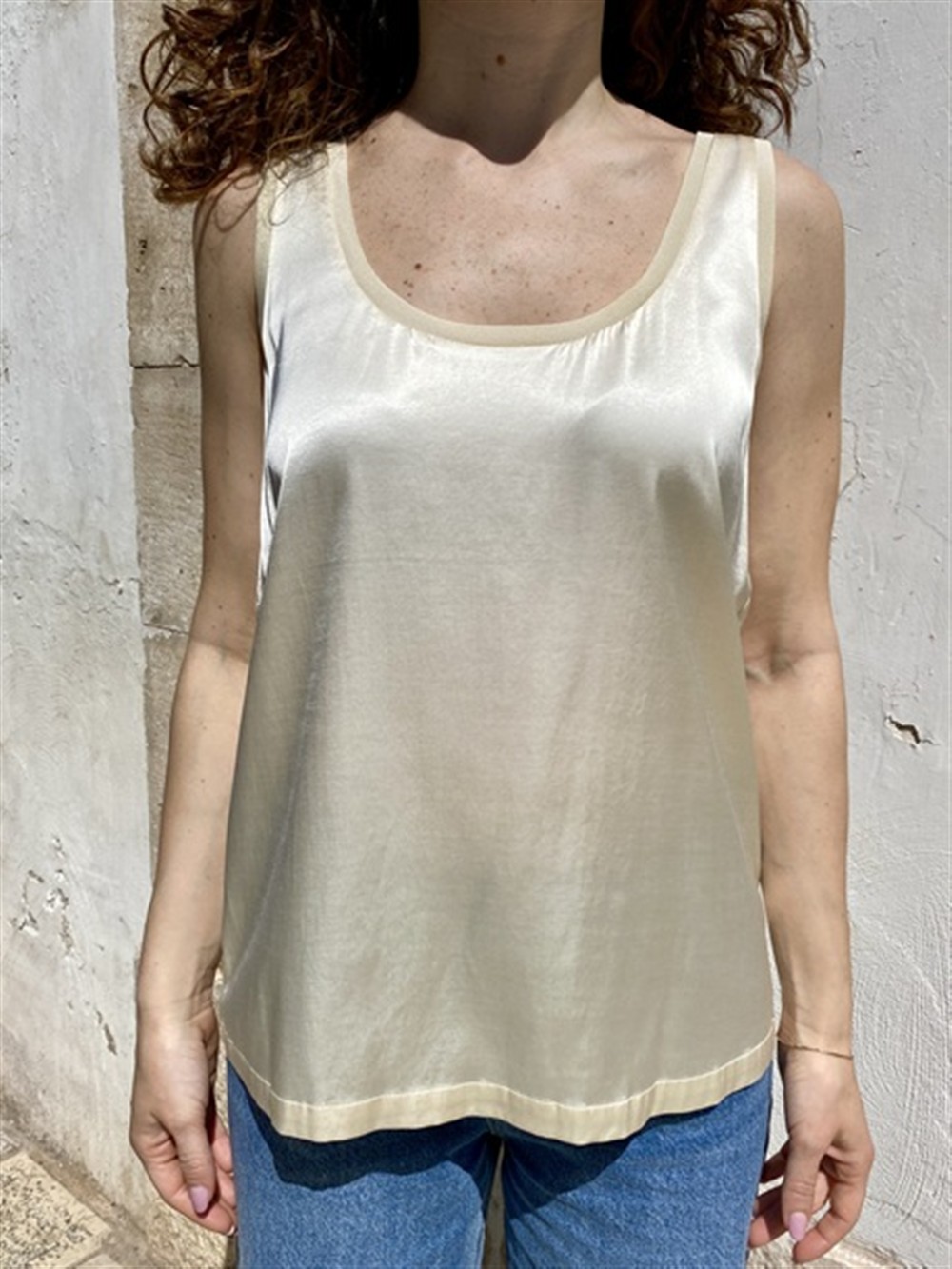 <p>
  Canotta in satin milk
</p>Silvian Heach