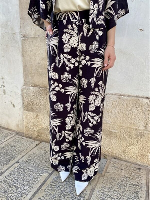 <p>
  Pantalone gamba dritta con elastico in vita a fantasia tropicale
</p>Dixie