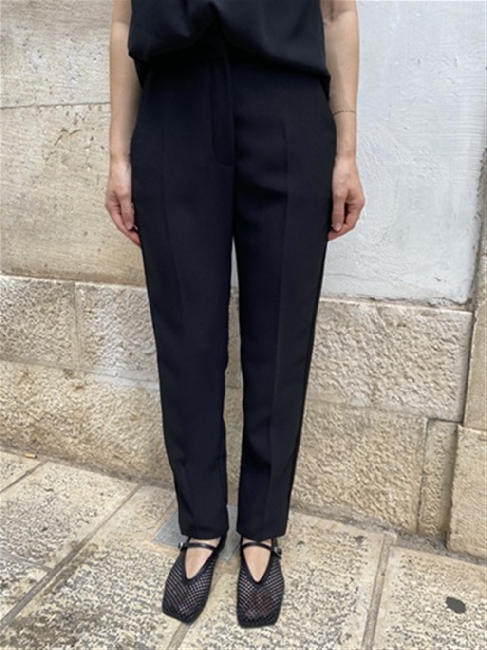<p>
  Pantalone a sigaretta con bande laterali in tinta
</p>Leisheelle