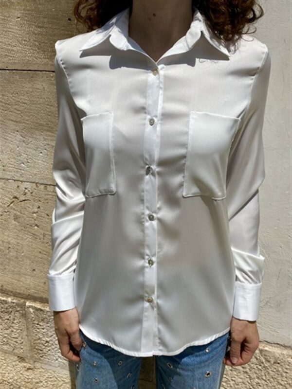 <p>
  Camicia in viscosa con tasche frontali
</p>Leisheelle