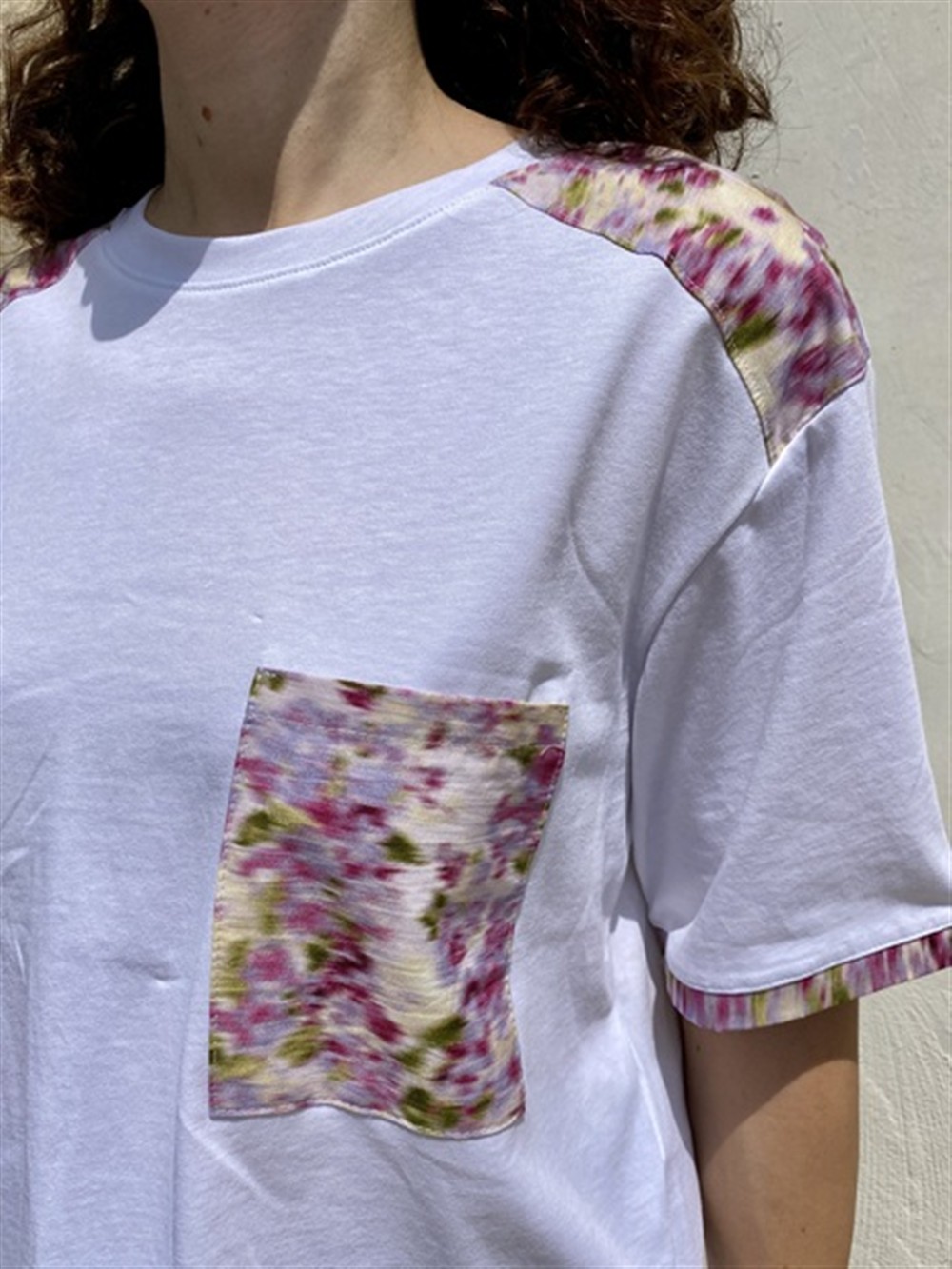 <p>
  T-shirt in cotone con tasca stampata sul davanti
</p>Mariuccia Milano