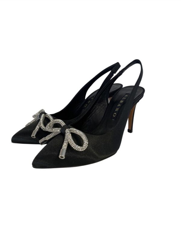 <p>
  Chanel in raso con accessorio
</p>Albano