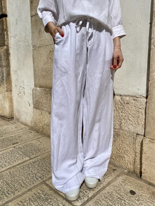 <p>
  Pantalone a palazzo con elastico in vita bianco
</p>Sun 68