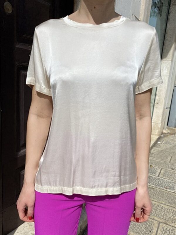 <p>
  T-shirt in satin
</p>H2o