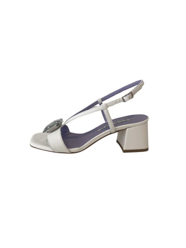 <p>
  Sandalo con pietra e tacco 4 cm
</p>Albano
