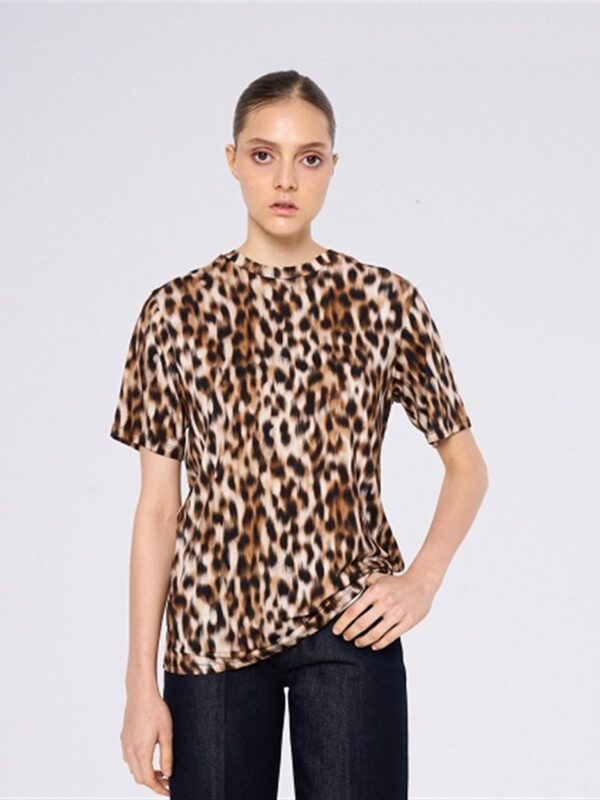 <p>
  T-shirt leopardata
</p>Silvian Heach