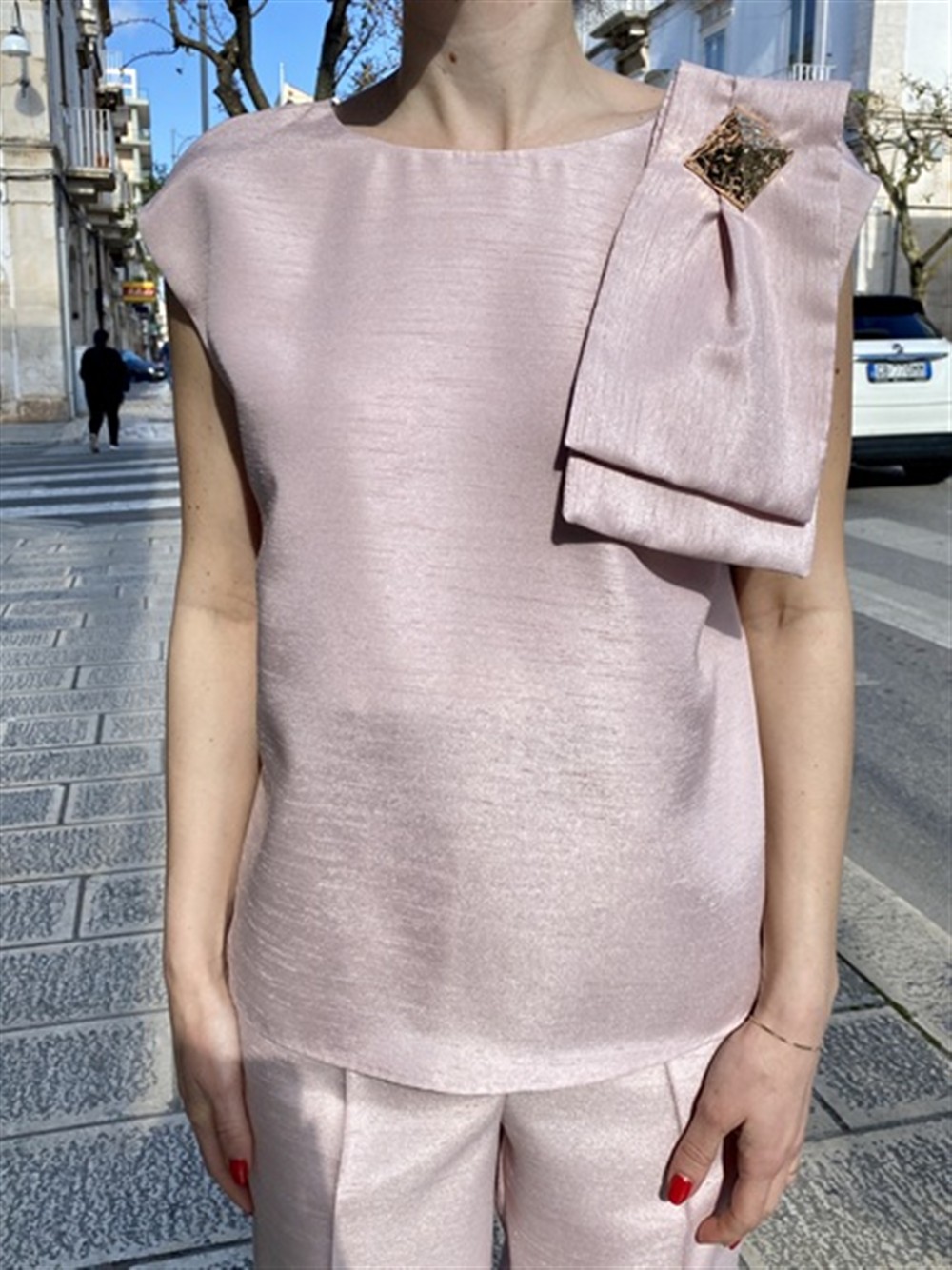 <p>
  Top con spilla removibile
</p>Tolérance Couture