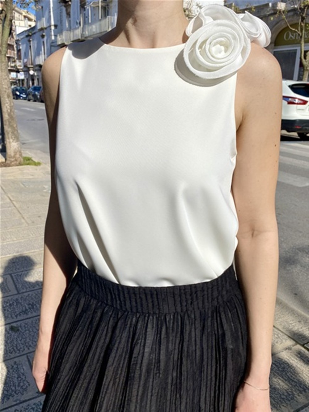<p>
  Top con scollo a v ed applicazione sulla spallina bianco
</p>Tolérance Couture