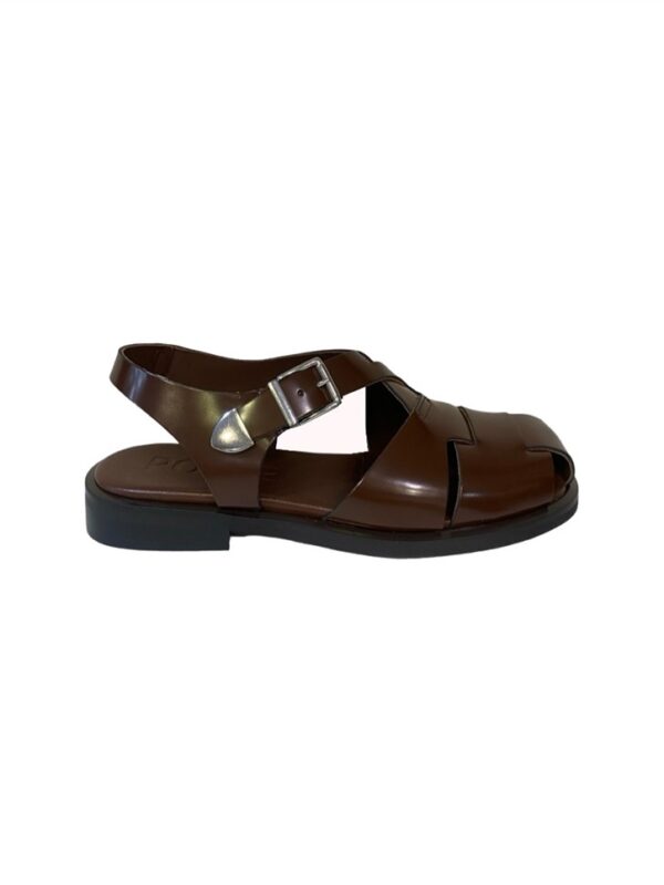 <p>
  Sandalo semichiuso cognac con cinturino dietro il tallone
</p>Poeve