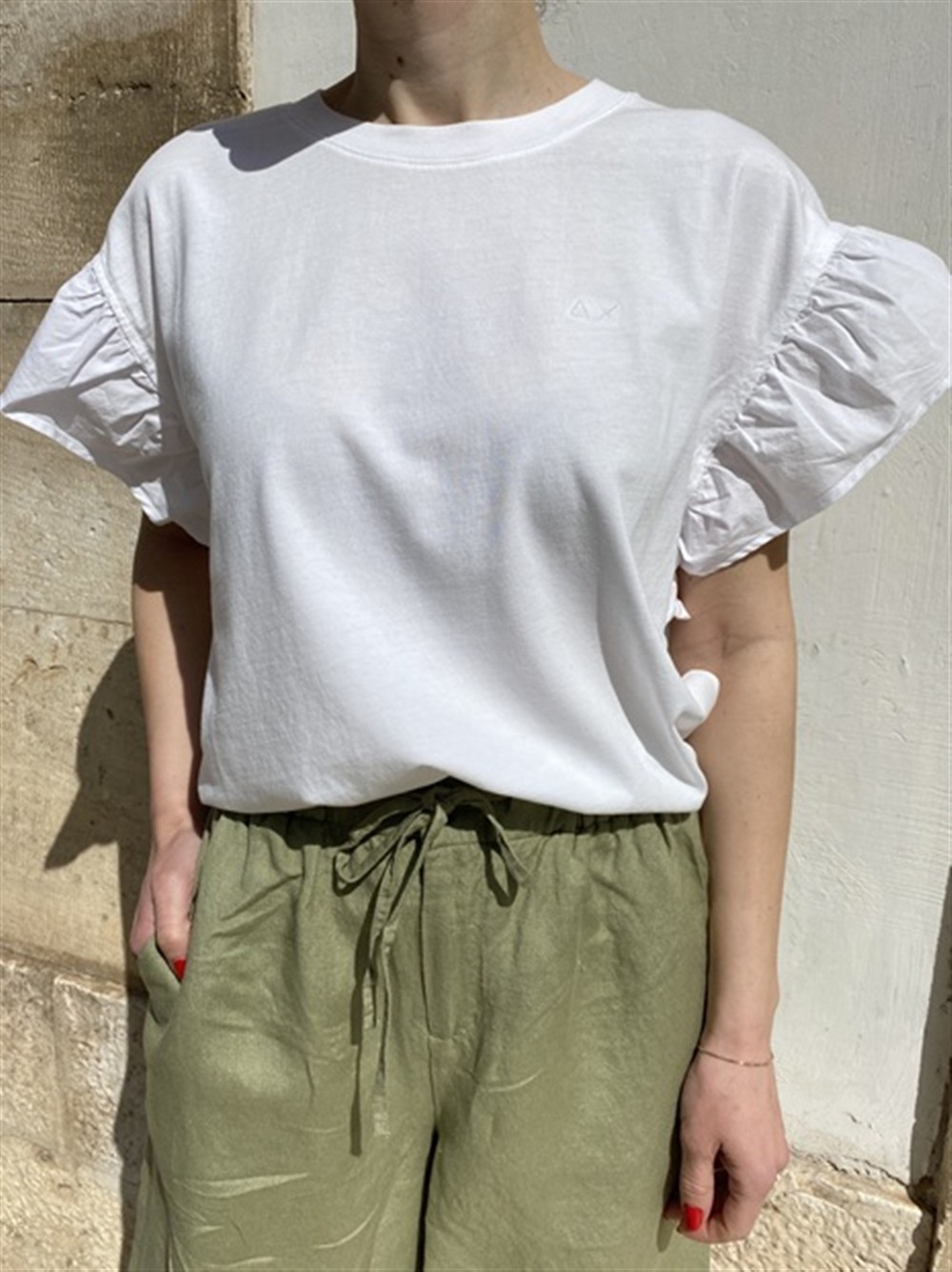 <p>
  T-shirt in cotone con maniche volant in popeline bianca
</p>Sun 68