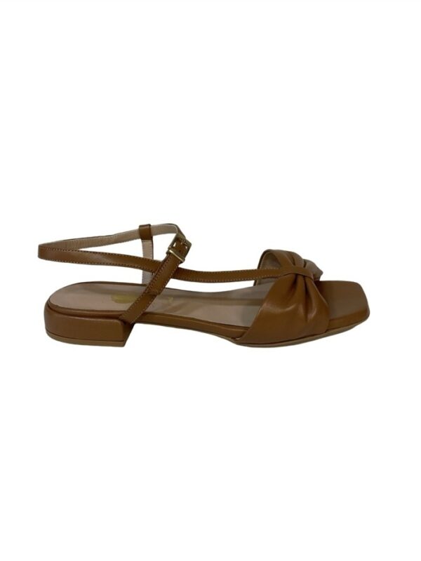 <p>
  Sandalo cuoio con fascia effetto fiocco con tacco di 2,5 cm
</p>Andrea Pinto