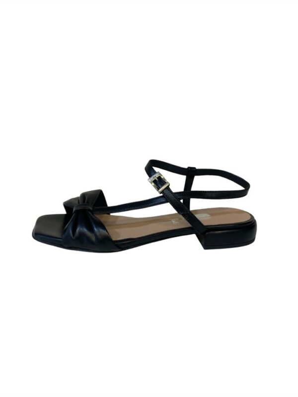 <p>
  Sandalo nero con fascia effetto fiocco con tacco di 2,5 cm 
</p>Andrea Pinto