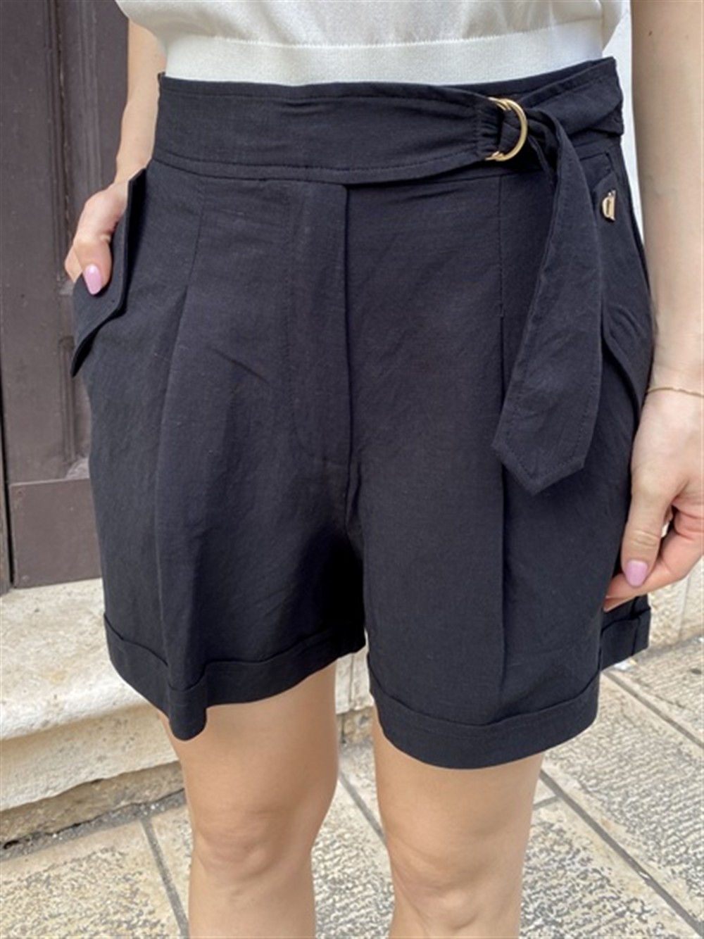 <p>
  Short in lino e viscosa
</p>Dixie