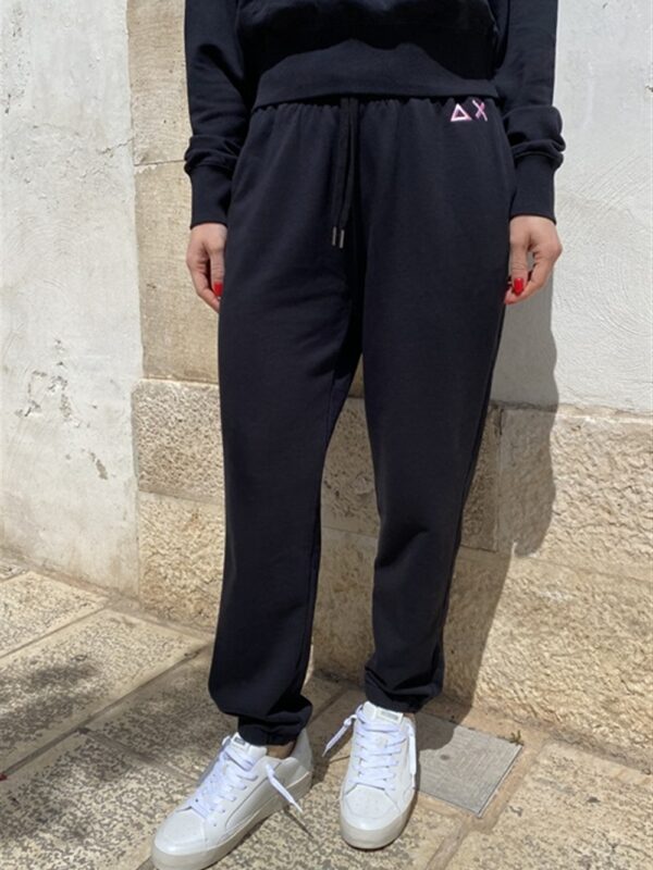 <p>
  Pantalone in felpa con elastico in vita e alla caviglia nero
</p>Sun 68