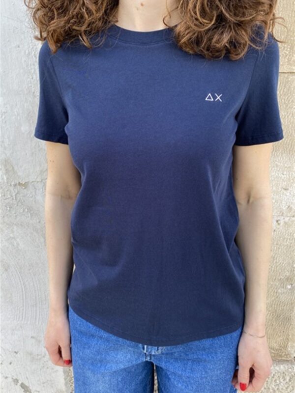 <p>
  T-shirt basic con logo navy blue
</p>Sun 68