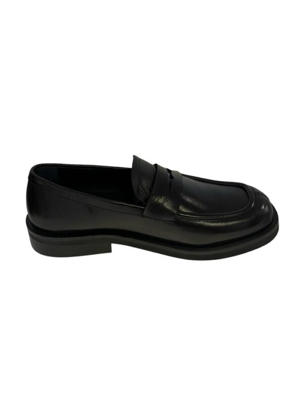 <p>
  Mocassino a punta quadra NERO
</p>Poeve
