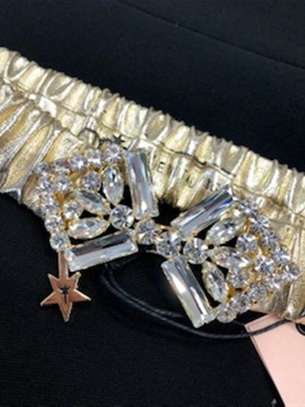 <p>
  Cintura elasticizzata con gancio gioiello
</p>Annina