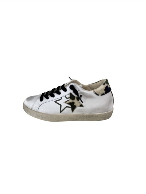 <p>
  Sneakers donna con dettagli in cavallino camouflage
</p>2 Star