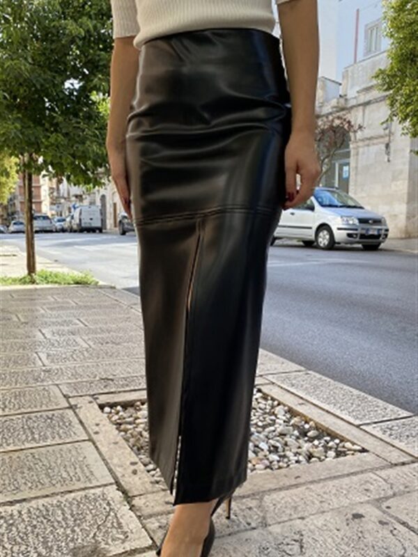 <p>
  Gonna lunga in ecopelle con spacco frontale
</p>Mariuccia Milano