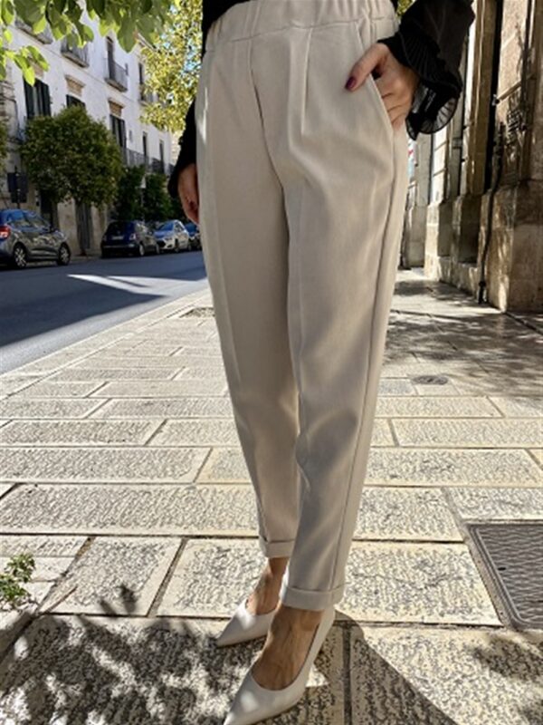 <p>
  Pantalone in velluto con piega al fondo
</p>H2o