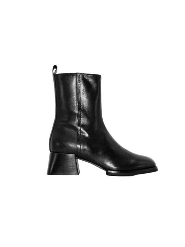 <p>
  Tronchetto a punta quadra con tacco 5 cm
</p>Poesie Veneziane