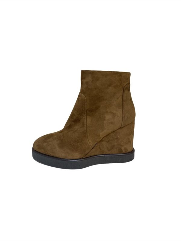 <p>
  Tronchetto con zeppa di 9 cm con plateau in gomma di 2
</p>L'amour