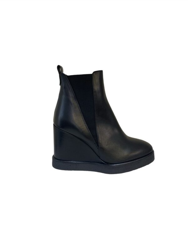 <p>
  Tronchetto con elastici zeppa di 9 cm e plateau di 2
</p>L'amour