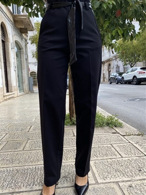 <p>
  Pantalone con dettagli e cintura in ecopelle
</p>Mariuccia Milano