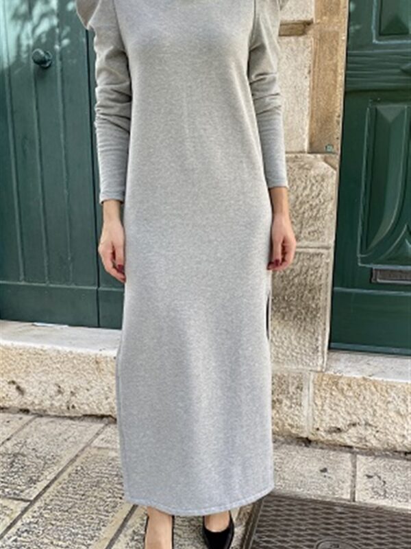 <p>
  Abito lungo in felpa con spalline e spacchi laterali con collana inclusa
</p>Mariuccia Milano