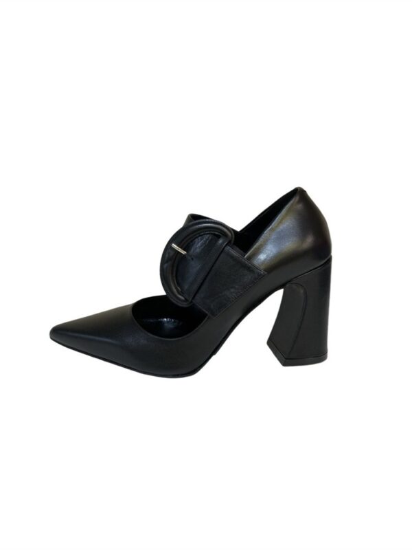<p>
  Decolleté con fibbia in pelle e tacco 7 cm
</p>Albano