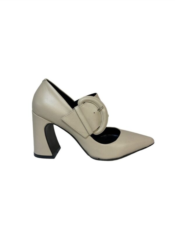<p>
  Decolleté con fibbia in pelle e tacco 7 cm
</p>Albano
