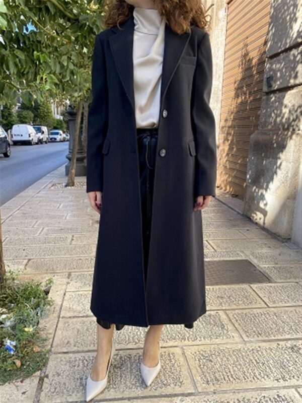 <p>
  Cappotto lungo monopetto a 2 bottoni
</p>H2o