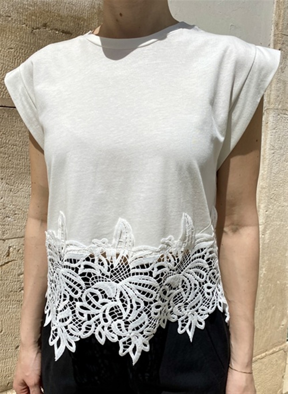 <p>
  Maglia smanicata con fascia in pizzo macrame' bianca
</p>Le _Sarte _Del_Sole