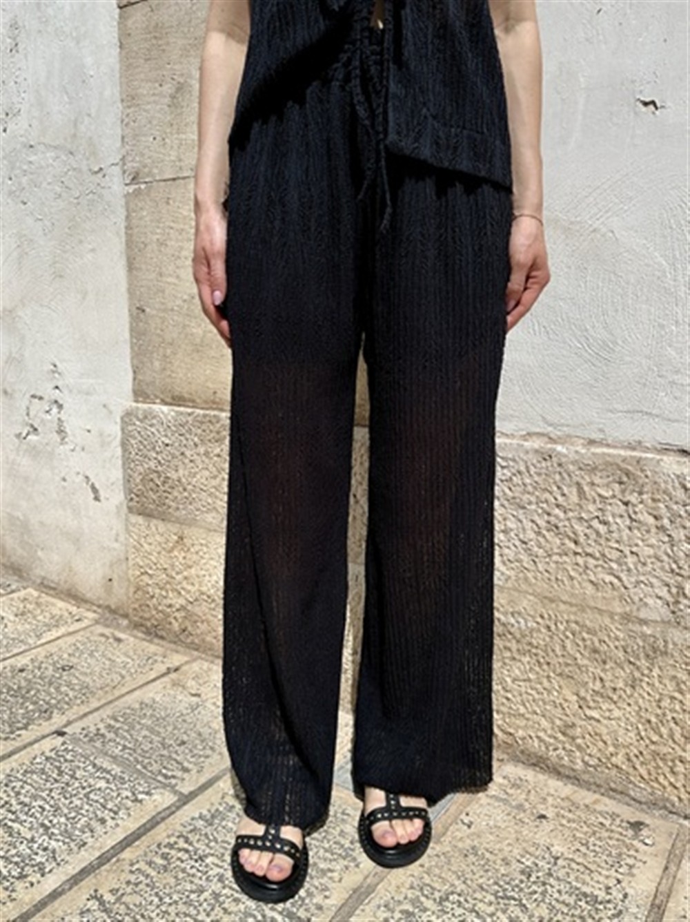 <p>
  Pantalone gamba dritta in pizzo con fodera a pantaloncino nero
</p>Tolérance