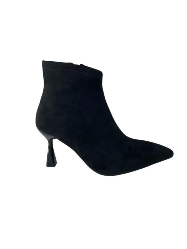 <p>
  Tronchetto in eco suede elasticizzato con tacco di 7 cm
</p>Uma Parker