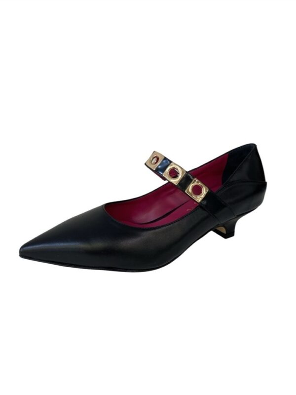 <p>
  Decolté con tacco 3 cm e cinturino con accessori
</p>Andrea Pinto