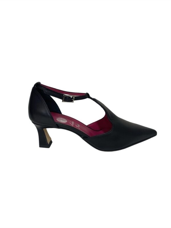 <p>
  Decolté con laterali aperti e braccialetto tacco 5 cm NERO 
</p>Andrea Pinto