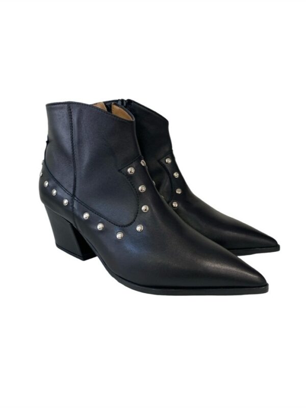 <p>
  Tronchetto texano con borchie e tacco di 5 cm
</p>Andrea Pinto