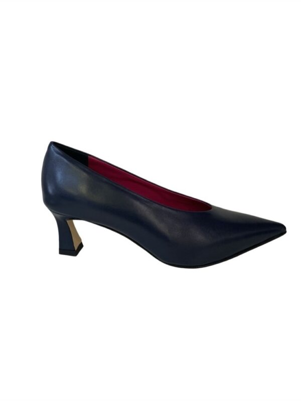 <p>
  Decoleté accollato con tacco di 5 cm BLUE
</p>Andrea Pinto