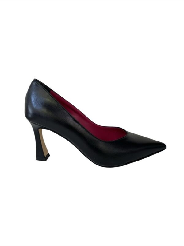 <p>
  Decolté con scollo a v e tacco di 7 cm NERO
</p>Andrea Pinto