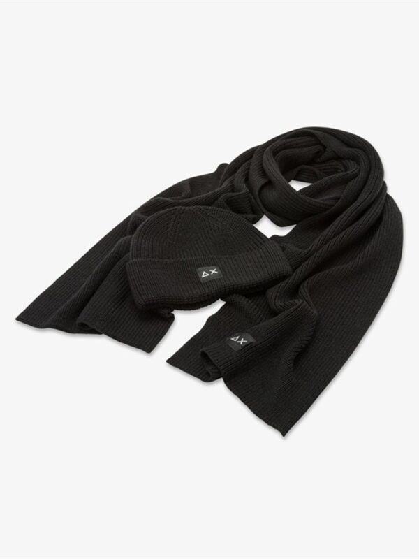 <p>
  Berretto e sciarpa in lana coordinati NERO 
</p>Sun 68