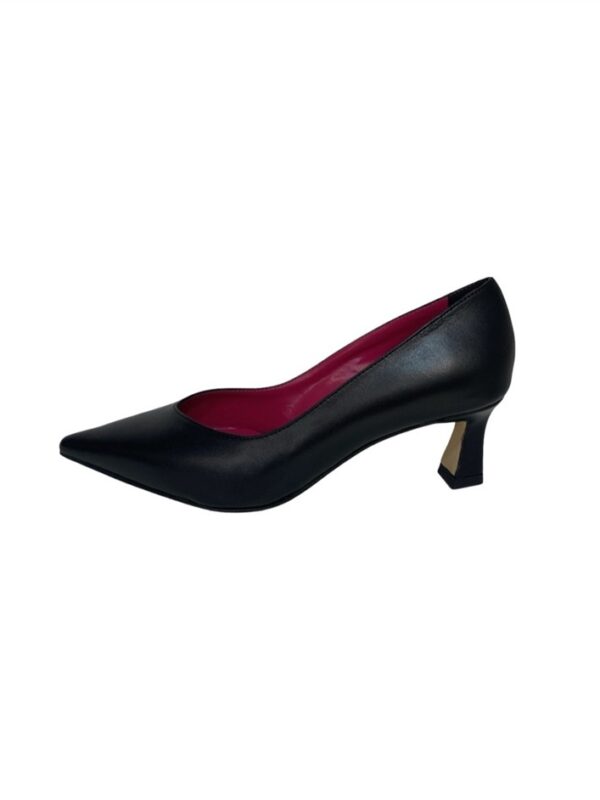<p>
  Decolté con scollo a v e tacco di 5 cm NERO 
</p>Andrea Pinto