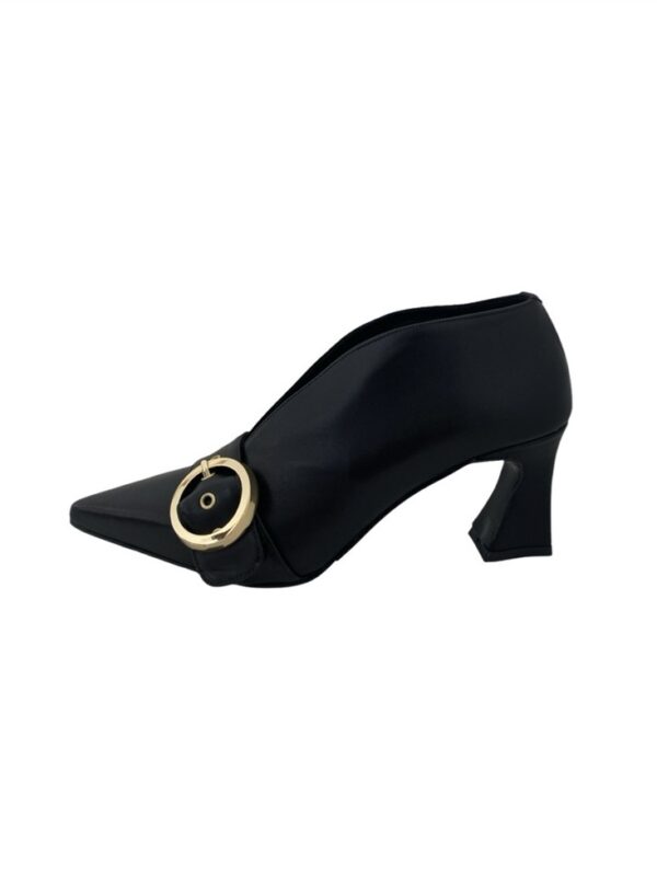 <p>
  Decolté accollato con accessorio e tacco di 7 cm NERO
</p>Albano